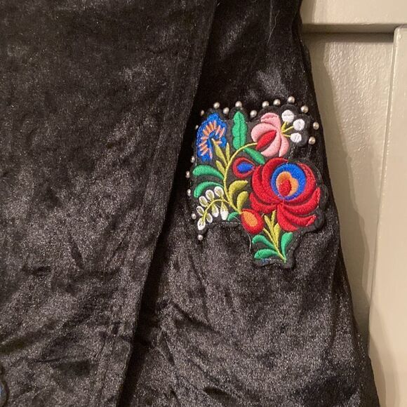 L'atiste By Amy Black Velvet Floral Embroidered Skort & Crop Top Set Size Small - Picture 12 of 15